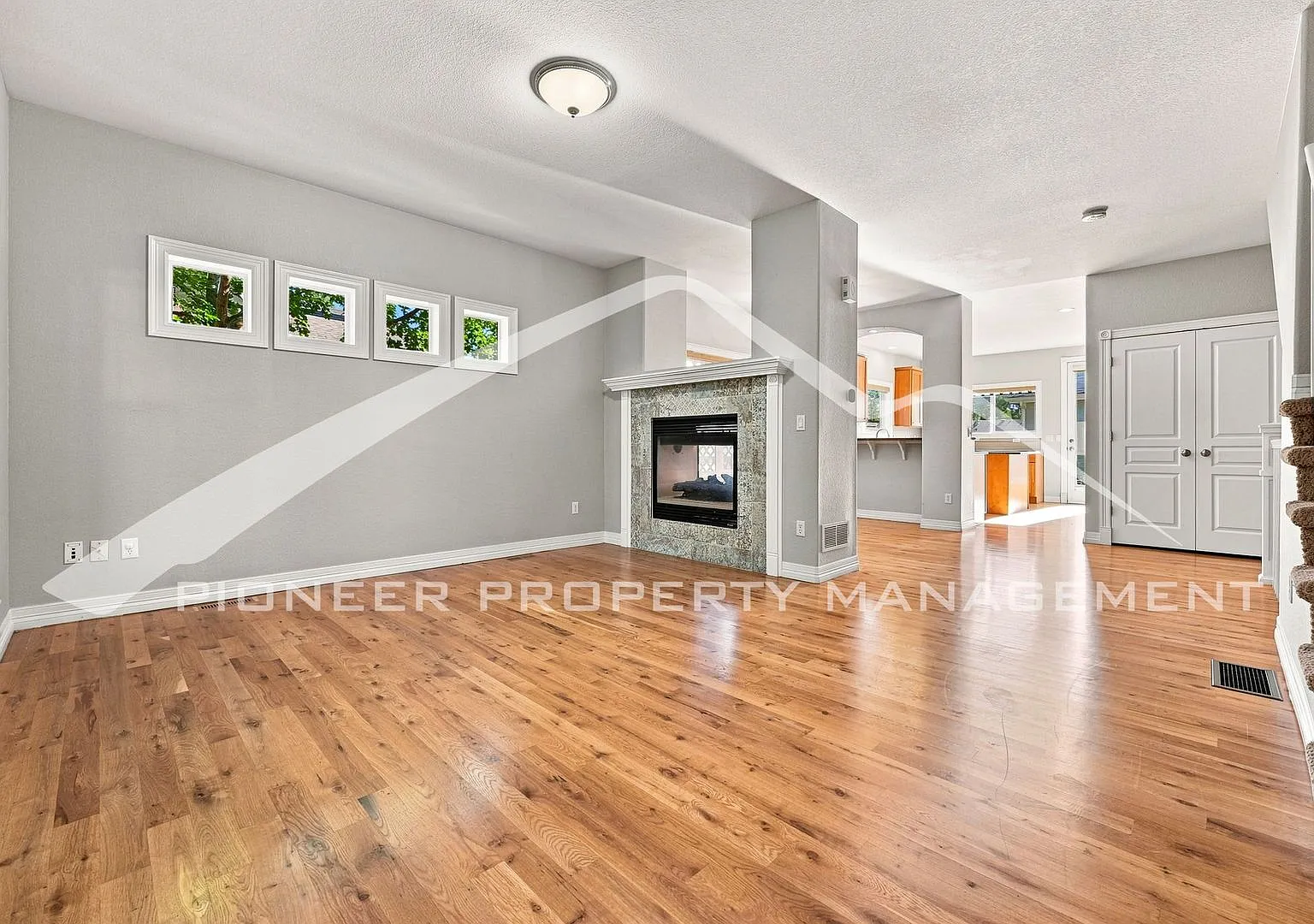 Gorgeous Townhouse with Gas Fireplace and Central AC — Photo 2