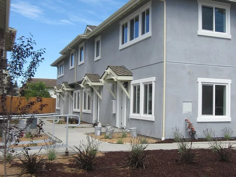 575 E Newlove Dr — Photo 1