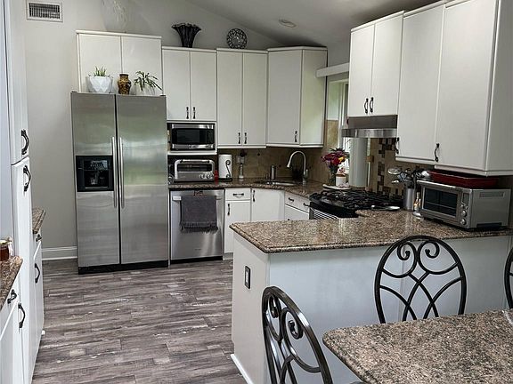 3rd image of 15 Spruce Court