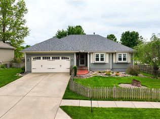 703 E 16th St, Kearney, MO 64060