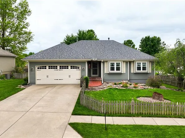 703 E 16th St, Kearney, MO 64060