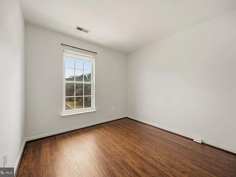 25251 Dunvegan Sq — Photo 20