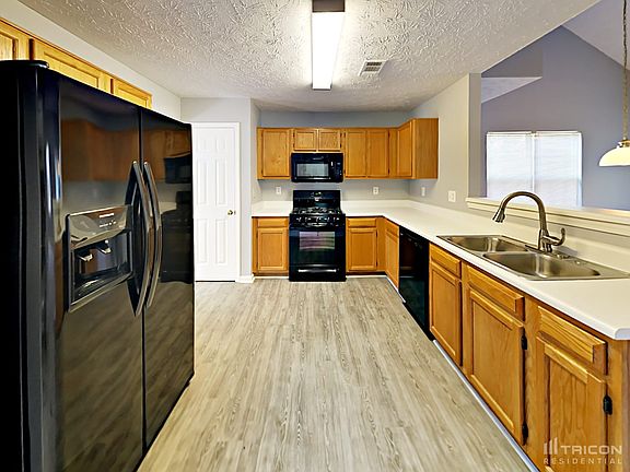 3rd image of 790 Whitecrest Ct