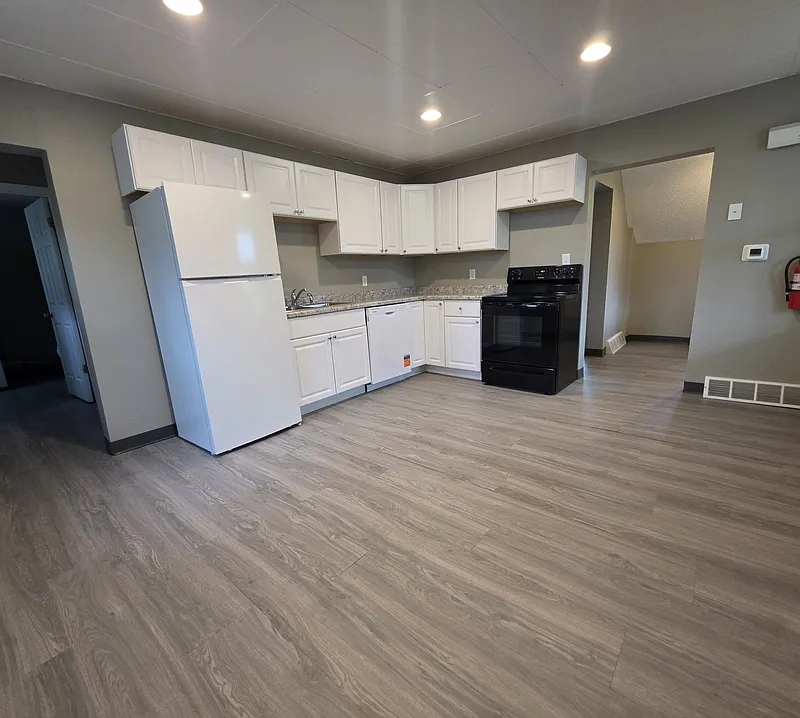 3 bed, 1.5 bath, $1,699 — Photo 2