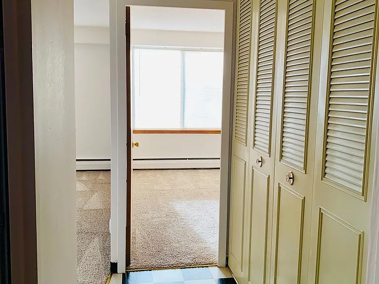 2233 N Summit Ave — Photo 11