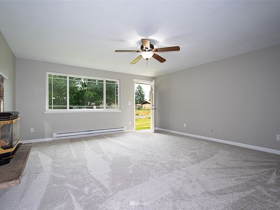 Living Room>