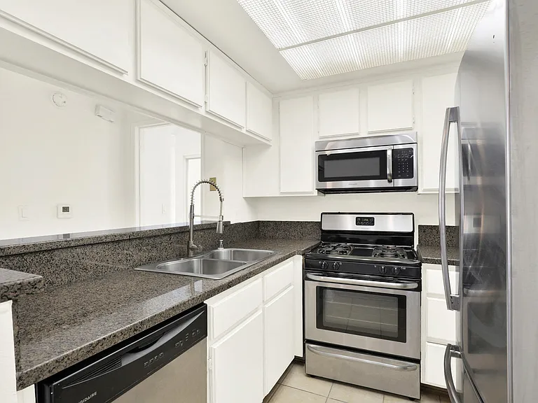 Peach Tree Court Apartments — Photo 17