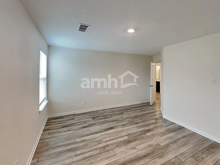 1126 Treeta Trl — Photo 14