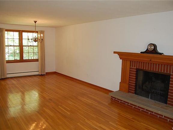 4th image of 319 Sherbrooke Ave