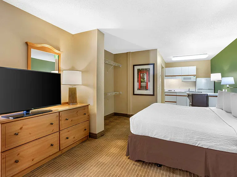 Deluxe Studio - 1 King Bed