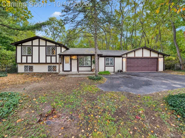 4025 Crystal St, West Bloomfield, MI 48323