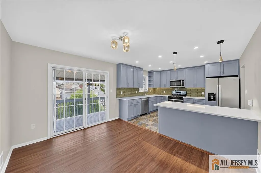 3 bed, 2.0 bath, 2352 sqft, $3,000 — Photo 4