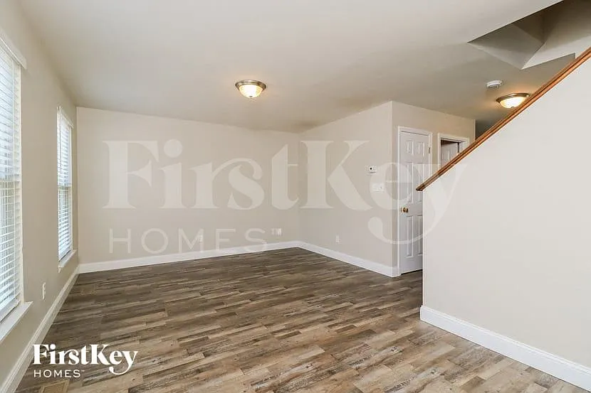 3 bed, 2.5 bath, 1800 sqft, $2,130 — Photo 4