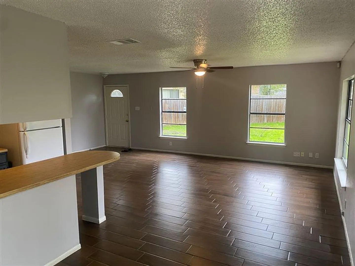 Cute 2/1 duplex with garage/carport — Photo 3