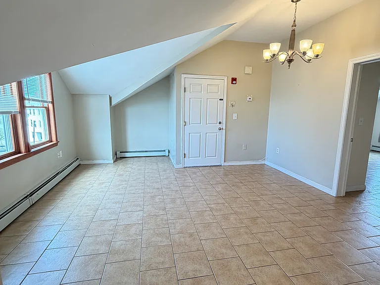 211 Chelsea St #7 — Photo 2