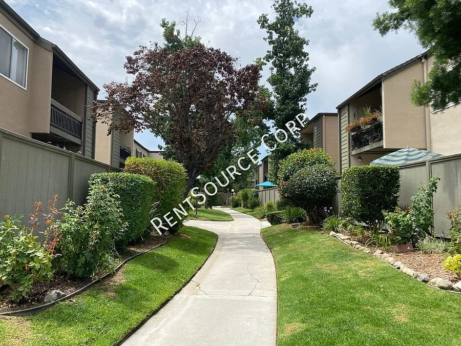 3 Bed, 2 Bath Upper Unit Condo Located in Valencia Lakeshore Community — Photo 1