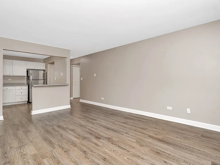 Lakeside Village Apartments — Photo 34