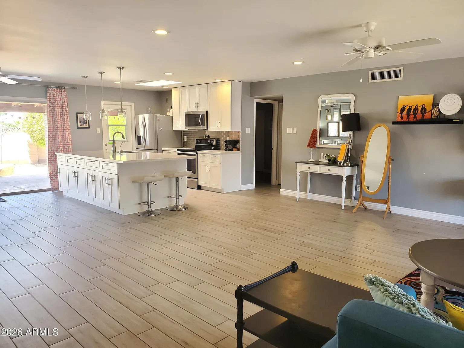 3 bed, 2.0 bath, 1832 sqft, $2,895 — Photo 3