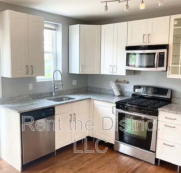 624 Orleans Pl NE — Photo 3