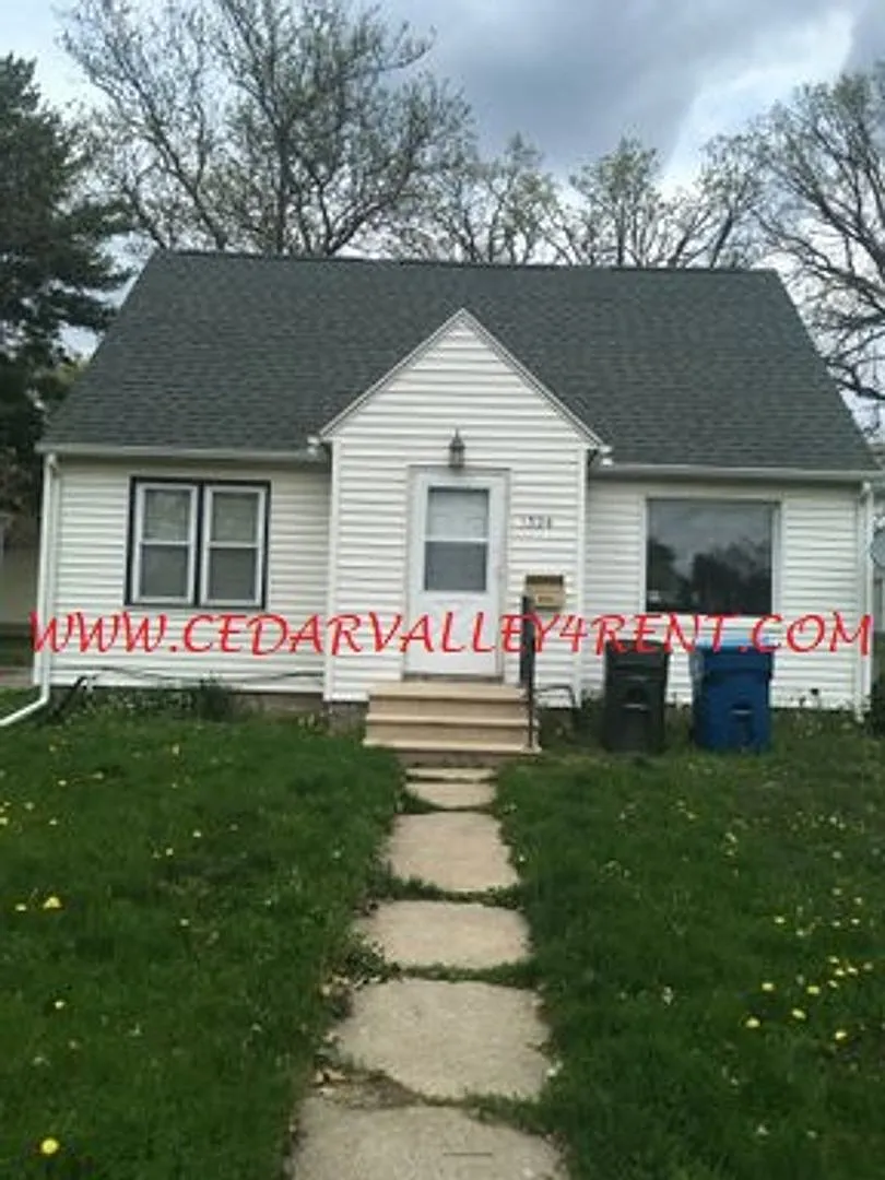 3 Bedroom 1 Bath Single Family Home 1324 Stratford Waterloo, IA — Photo 1