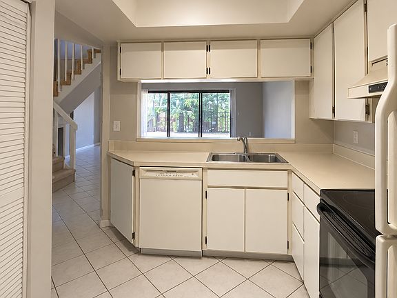5th image of 36 Emerald Ct