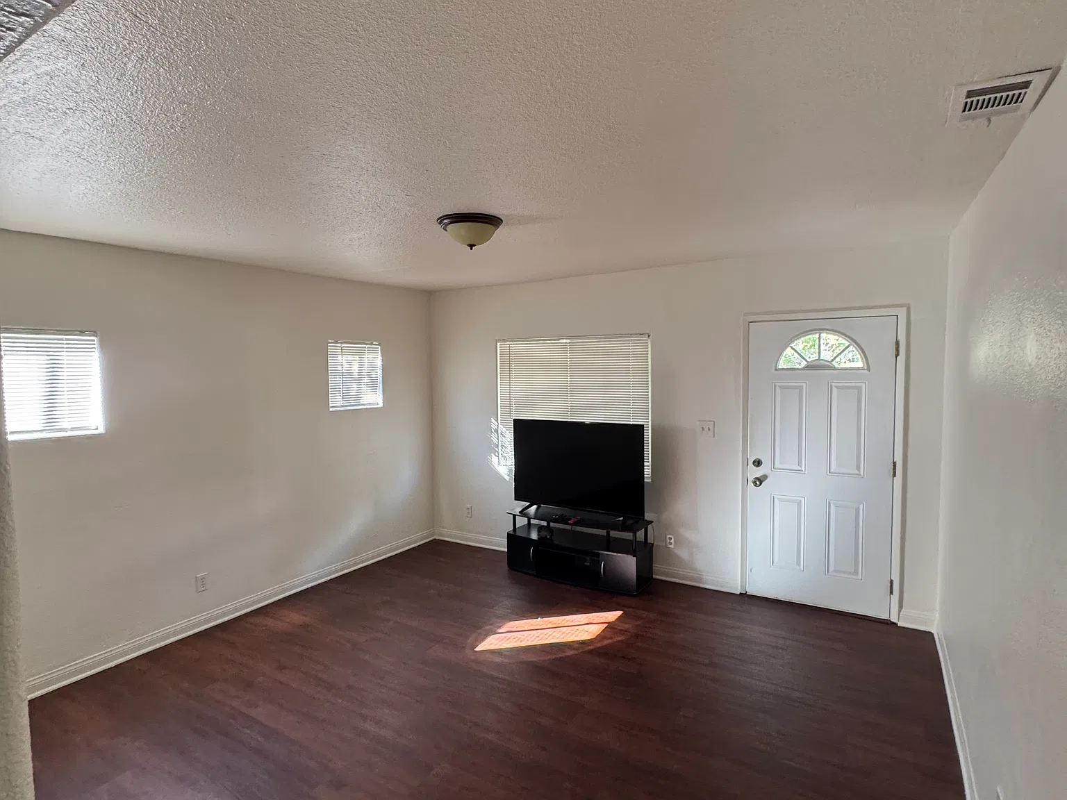 2 bed, 750 sqft, $3,150 — Photo 2