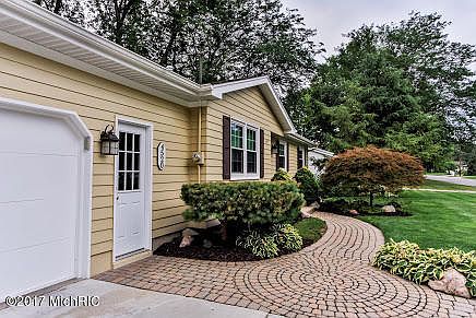 5th image of 4520 Bonneville Dr NE