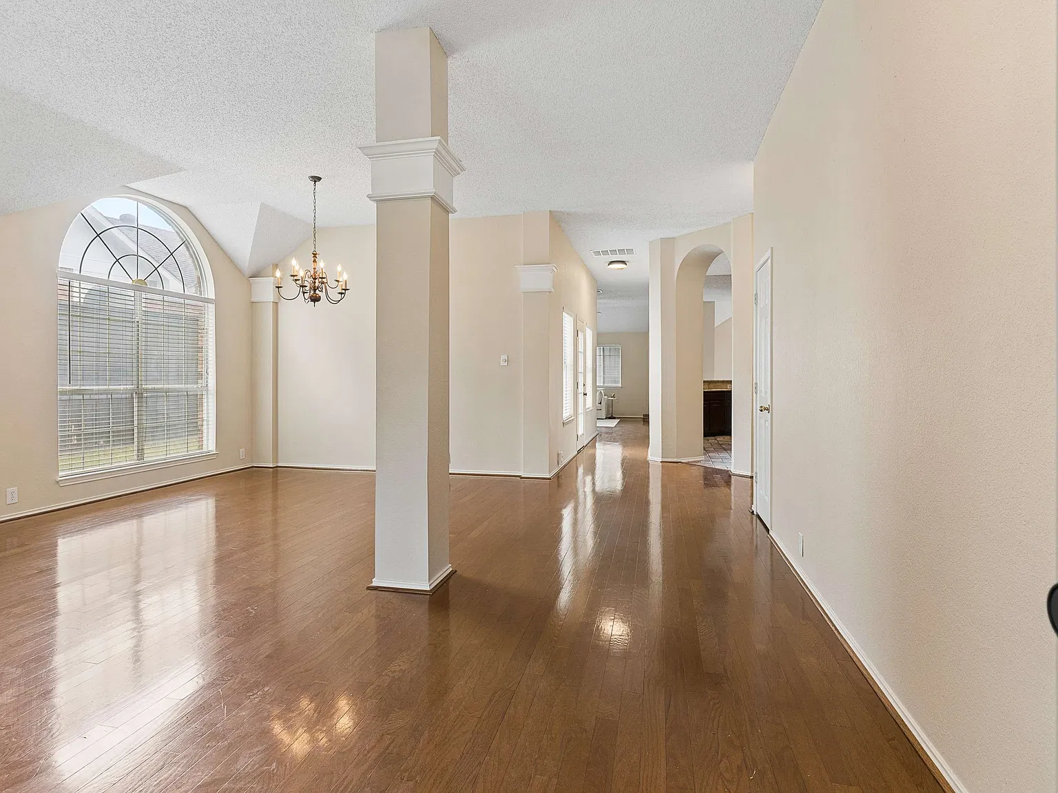 3 bed, 2422 sqft, $2,750 — Photo 2
