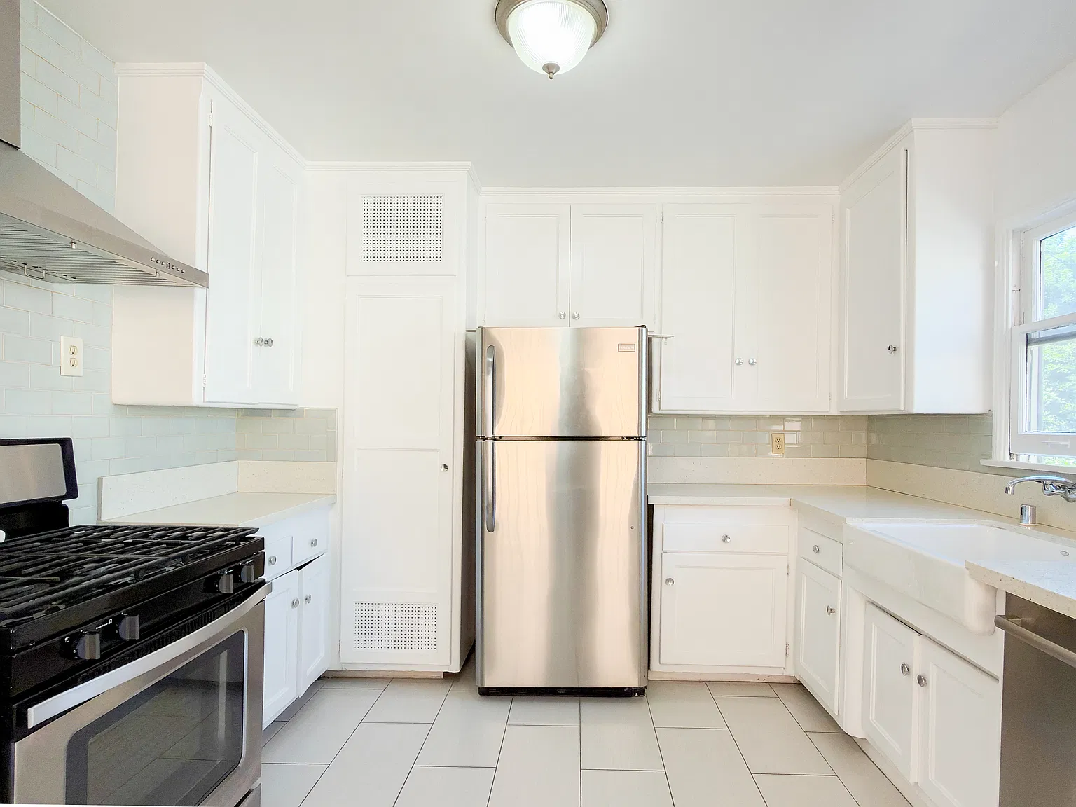 Beautiful! Spacious 2 bed/1 Bath- Big Kitchen -Farmhouse Sink-AC-Parking-Great Location! — Photo 1