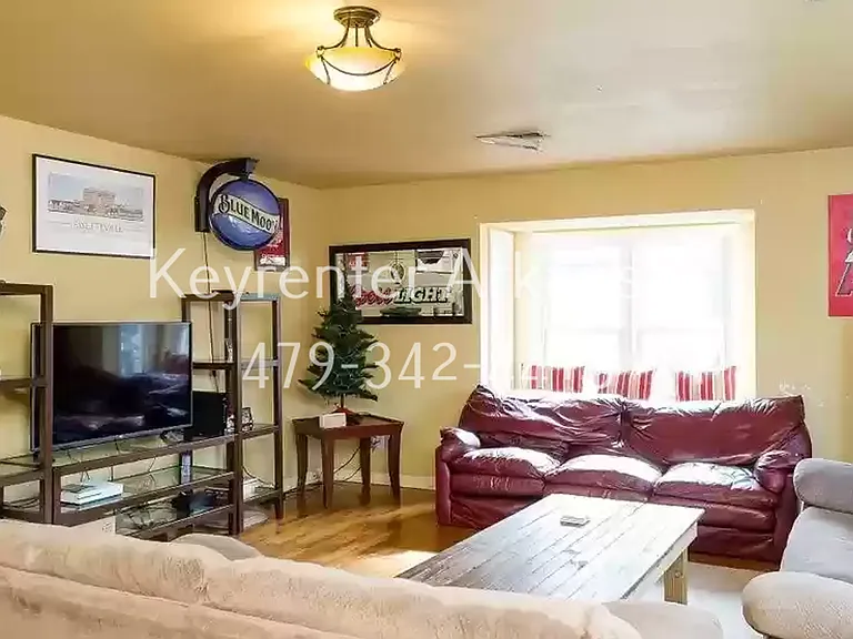 1144 N Vista Pl — Photo 3