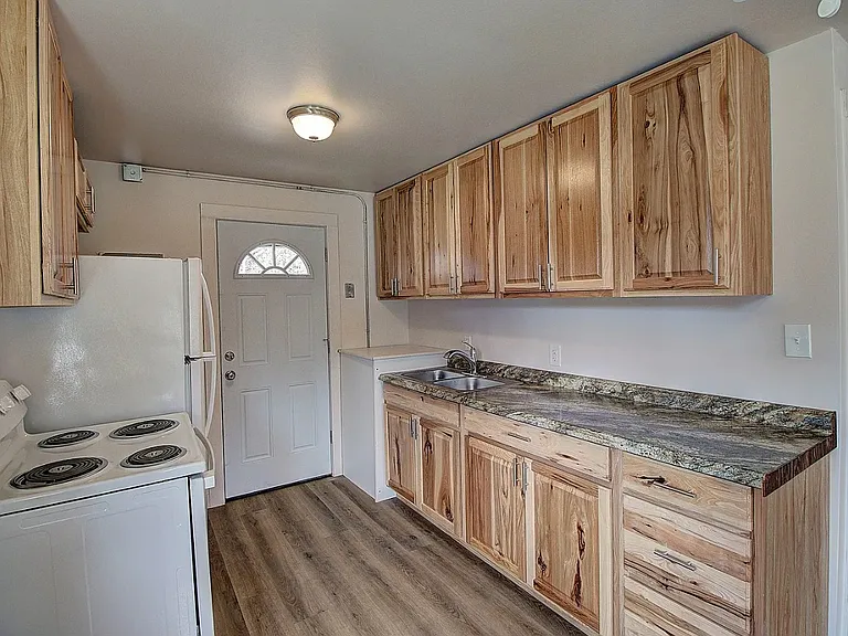 661 8th Avenue East N #11 — Photo 4