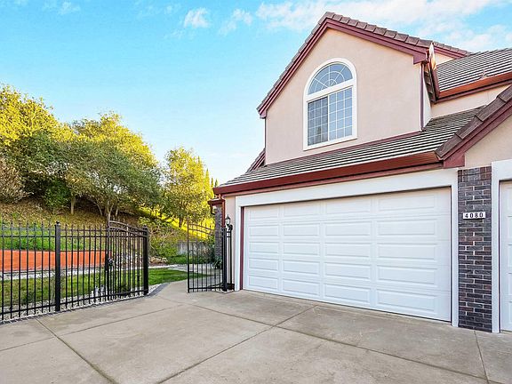 3rd image of 4080 Woodstock Rd