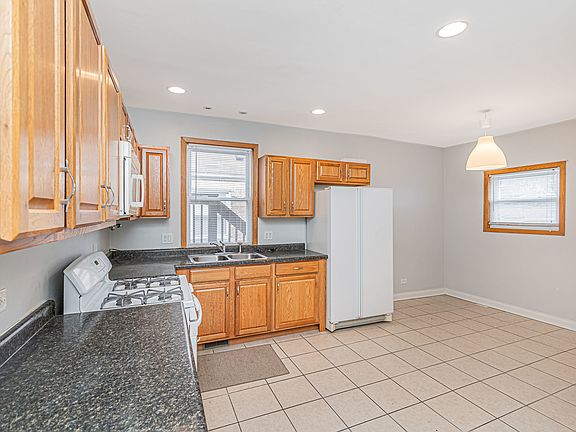 3rd image of 3055 N Nordica Ave