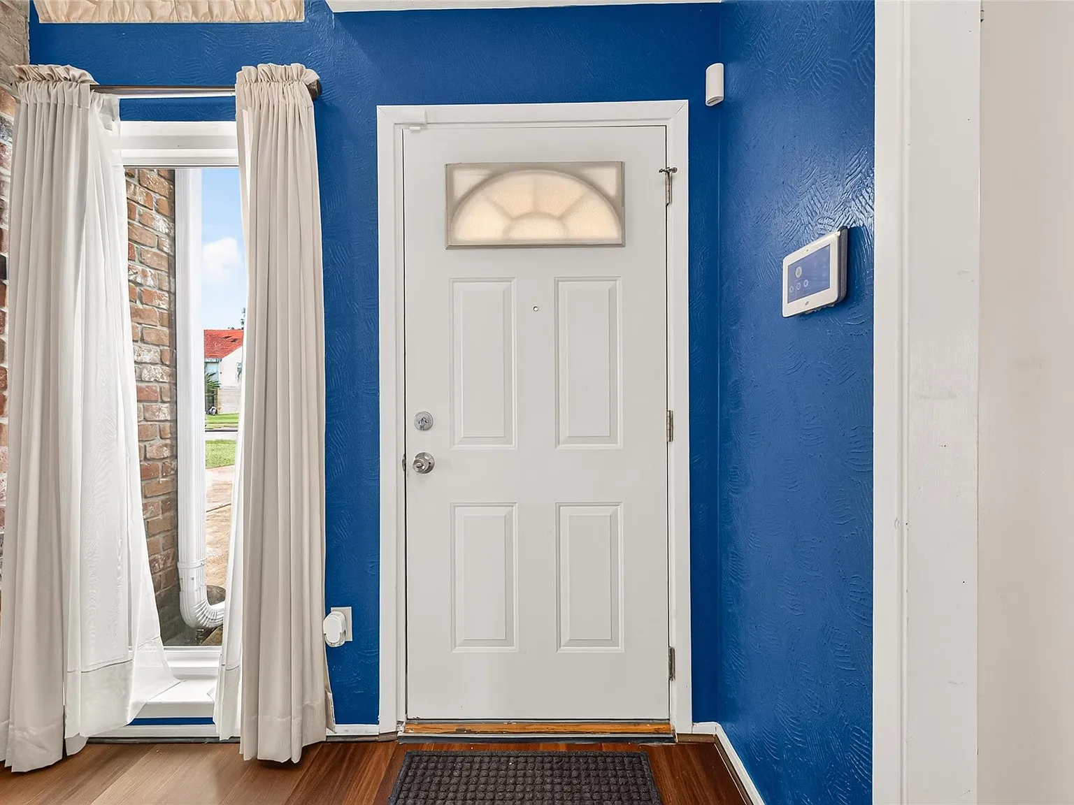 3 bed, 2.0 bath, 1690 sqft, $1,875 — Photo 3