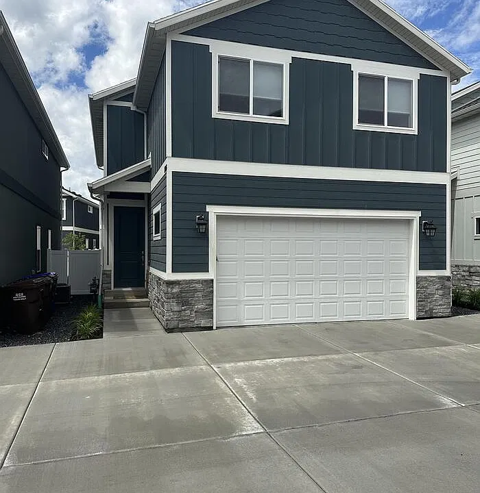 8703 N Riviera Aly