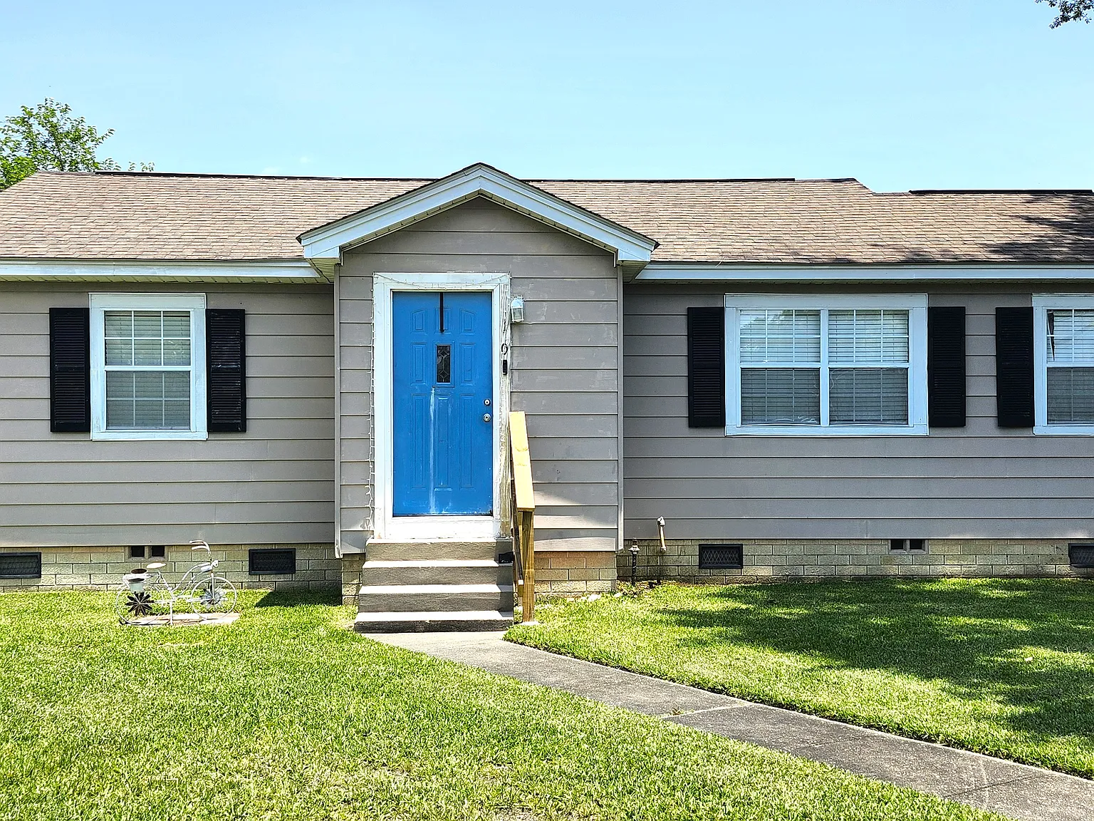 1105 Bowen Ave — Photo 1