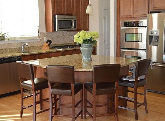 Huge island, 42" maple cabinets, granite, gas cook