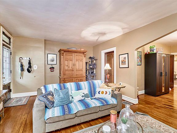 3rd image of 5062 Winona Ave