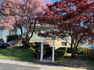 1 Capalbo Pl, Cos Cob, CT 06807