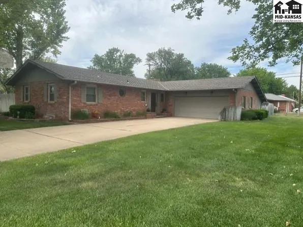 500 Rustic Rd, Hutchinson, KS 67502