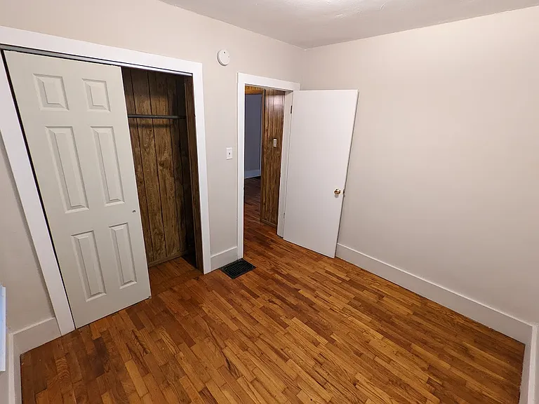 908 W Eureka St — Photo 2