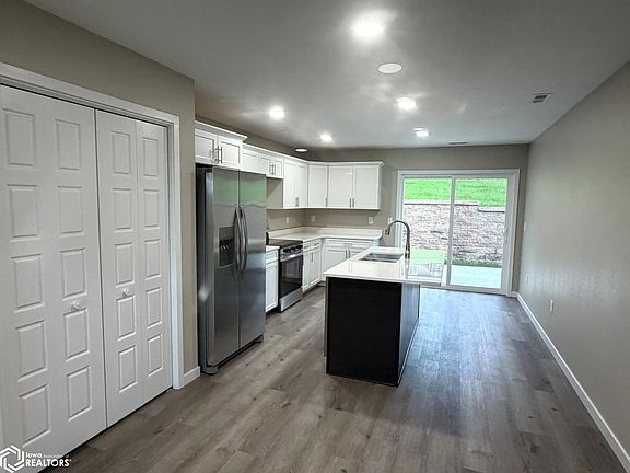 5th image of 905 Iowa Dr