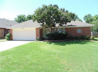 2808 Glen Ridge Dr, Arlington, TX 76016