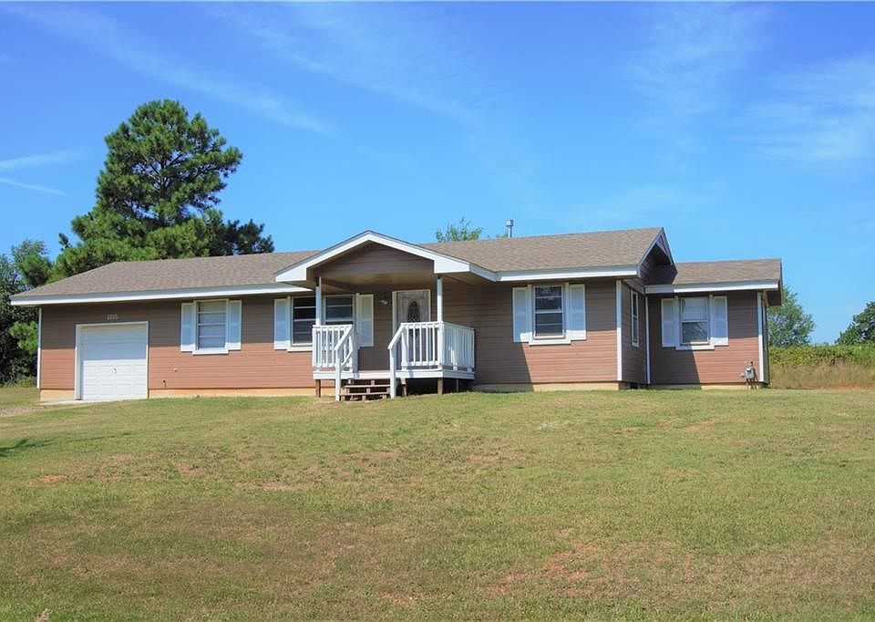 1315 Hickman Ave, Nicoma Park, OK  73066 .91 acre   3 bed 2 bath 1 car attached garage  1428 sq ft