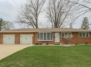 4211 Crestview Dr, Cedar Falls, IA 50613