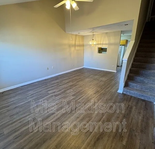 141 Hunt Club Ct — Photo 2
