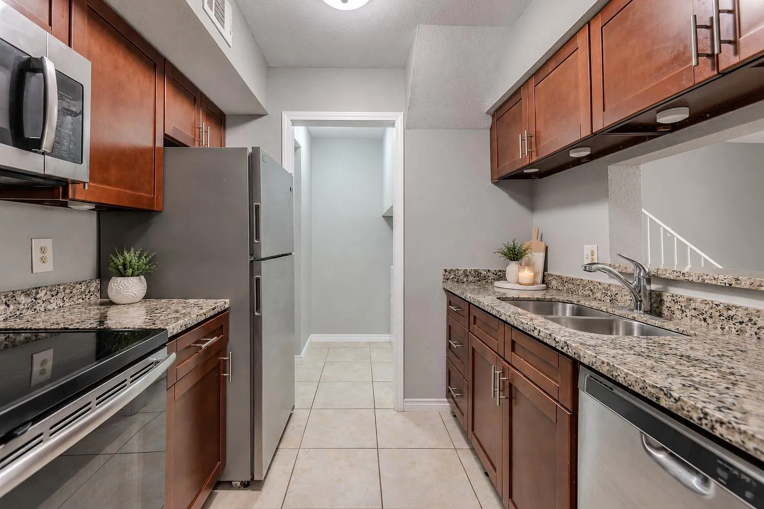 2 bed, 2.0 bath, 875 sqft, $1,200 — Photo 2