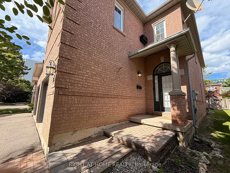 2 Mary Gapper Cres #7 — Photo 2