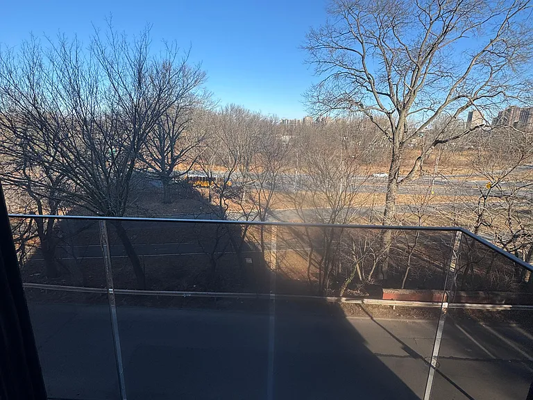 Pelham Pkwy S — Photo 6
