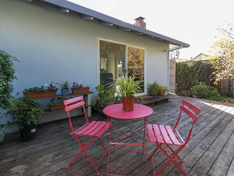 217 Hubbard St — Photo 1